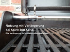 Kit rôtisserie pour votre barbecue à gaz Weber Spirit, comprenant les broches à viande, le moteur et le support moteur.