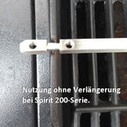 Kit rôtisserie pour votre barbecue à gaz Weber Spirit, comprenant les broches à viande, le moteur et le support moteur.