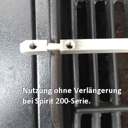 Kit rôtisserie pour votre barbecue à gaz Weber Spirit, comprenant les broches à viande, le moteur et le support moteur.