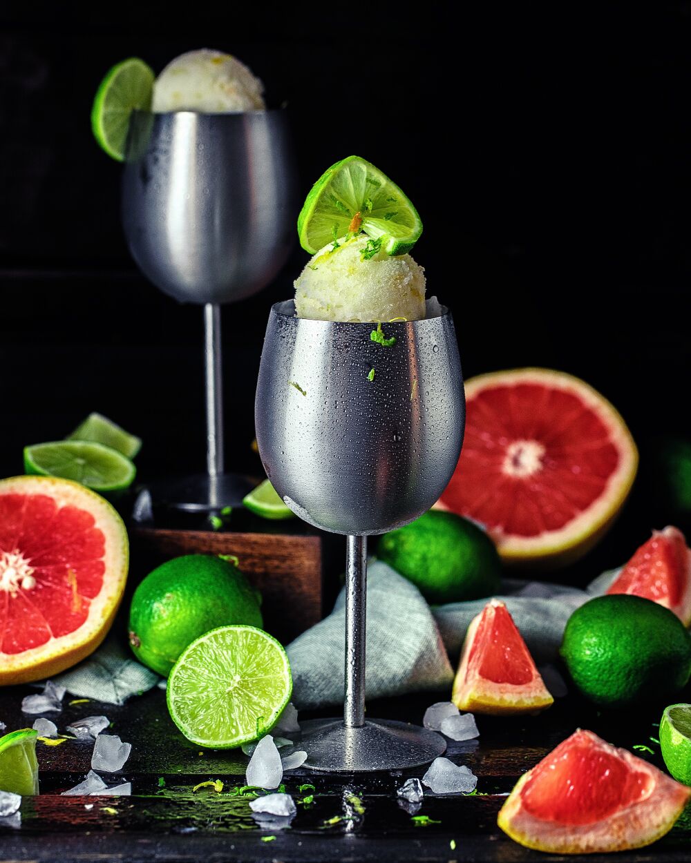 Service de table comprenant 2 verres à vin, un rafraîchisseur de bouteille et un couteau de serveur